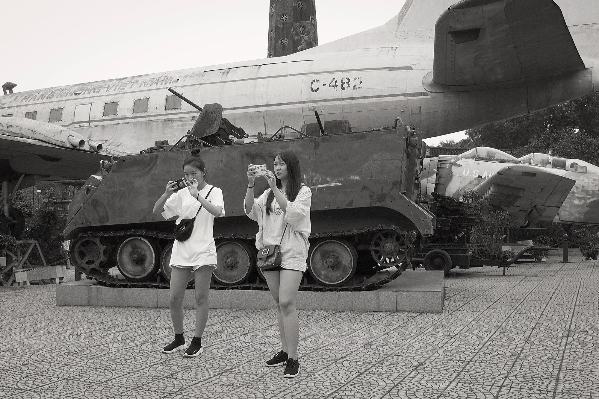 Christoph Radke, Vietnam, Hanoi, zwei junge Frauen vor alten Flugzeugen im militärhistorischen Museum, 2018